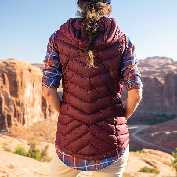 Lolë Insulated & Packable Downfilled Hooded Vest - Picture 1 of 8